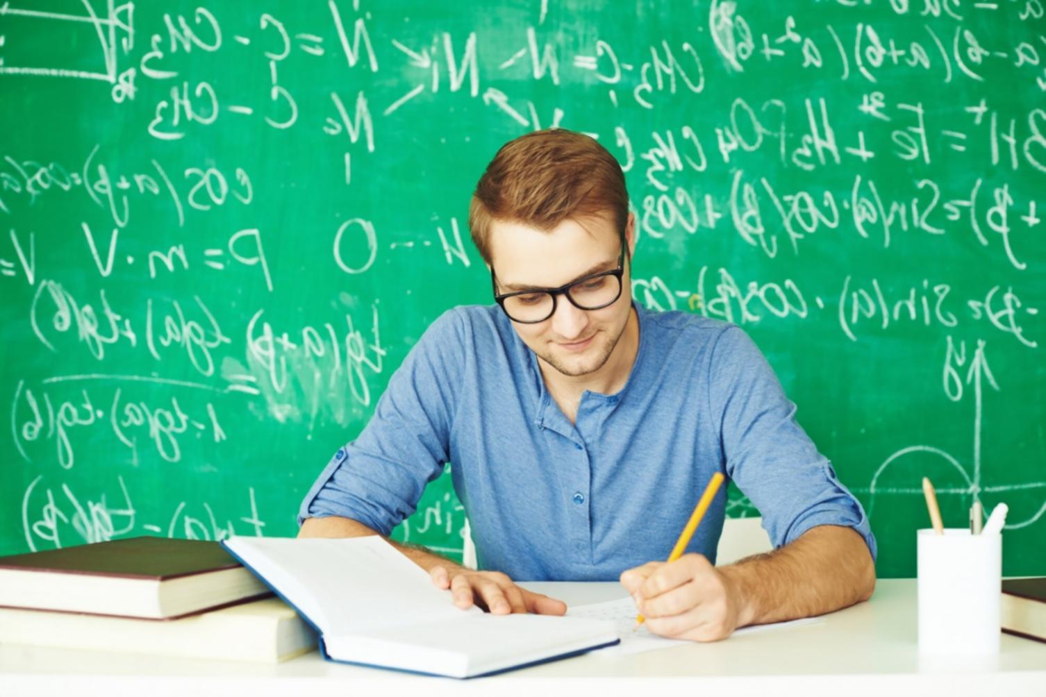 Familia organizando documentos financieros en mesa