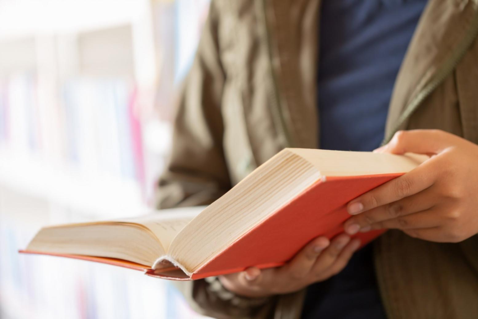 Familia trabajando junta en su presupuesto doméstico