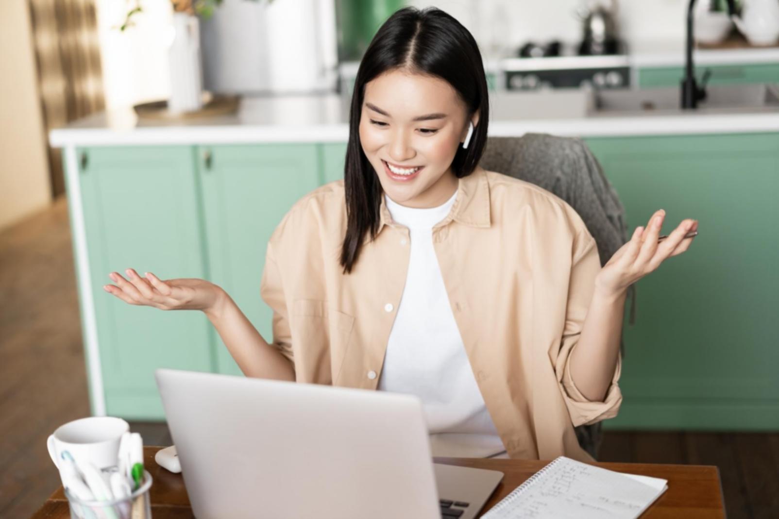 Familia planificando presupuesto en cocina